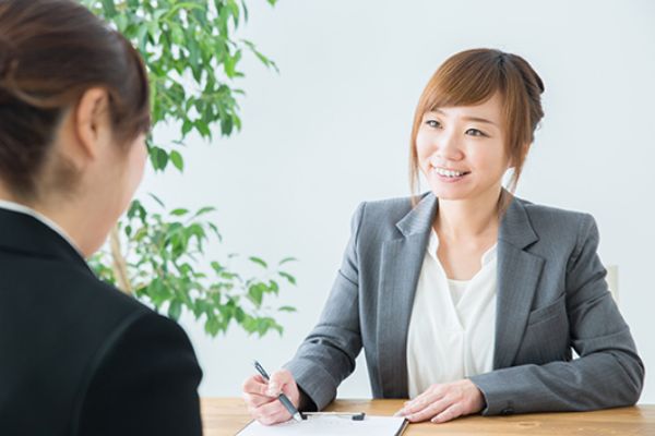 一対一で会話する女性