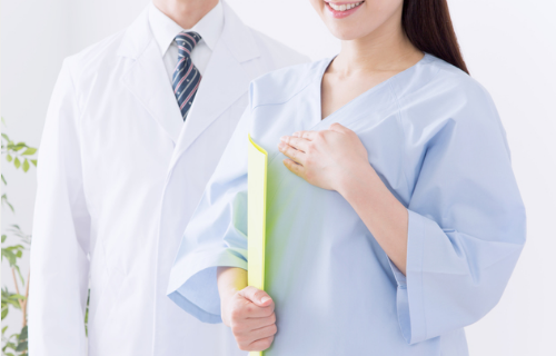 検査着の女性と医師