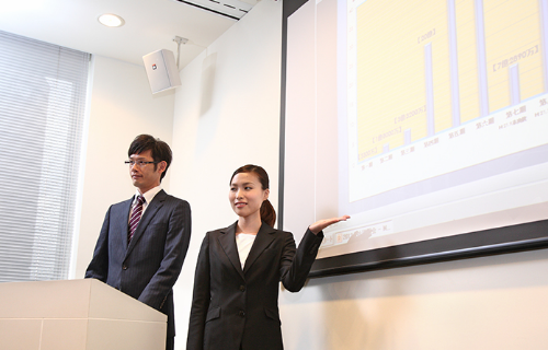 プレゼンテーションする人