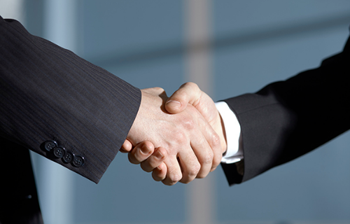 握手するスーツの男性