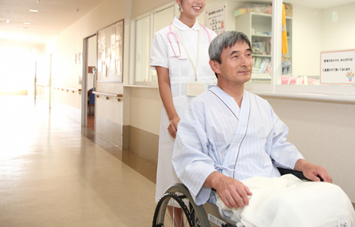 車椅子の患者と看護師