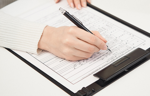 問診票に記入する人